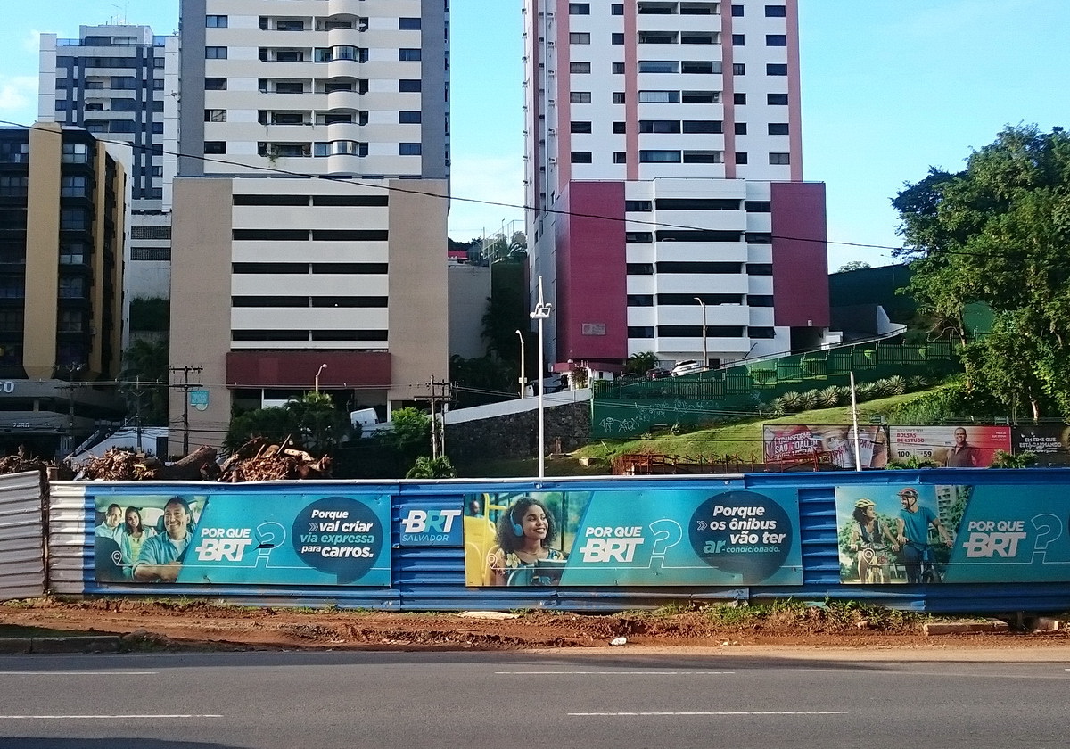 Demonstrációs plakátok a kétvonalas metróhálózatot kiegészítő BRT-korridor építési területét határoló paravánon. Itt végig egy vasbeton pilléreken nyugvó magasvezetésű útpálya készül kimondottan buszok számára.