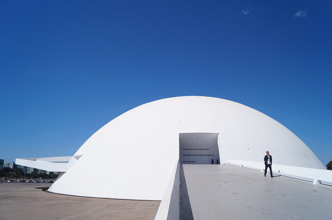 Ha most Albániában lennék, akkor minden bizonnyal egy fehérre meszelt óriás betonbunkert látnék benne – a Nemzeti Múzeum félgömbje